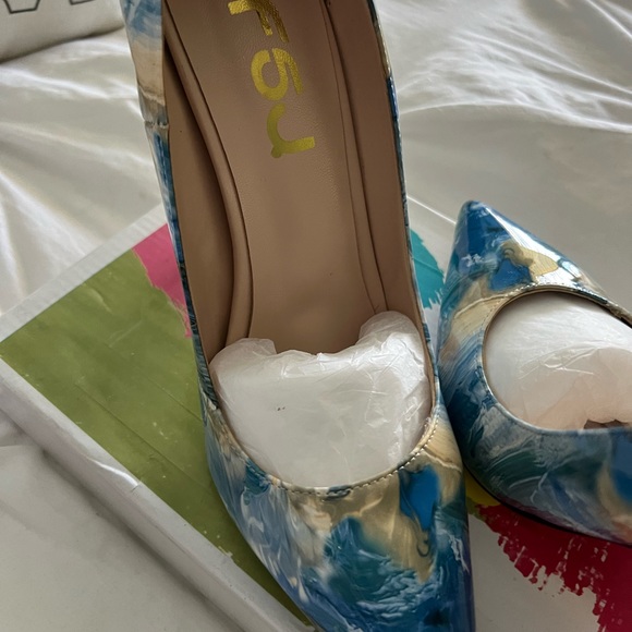BNWT in box, blue and gold heels! - Picture 3 of 5